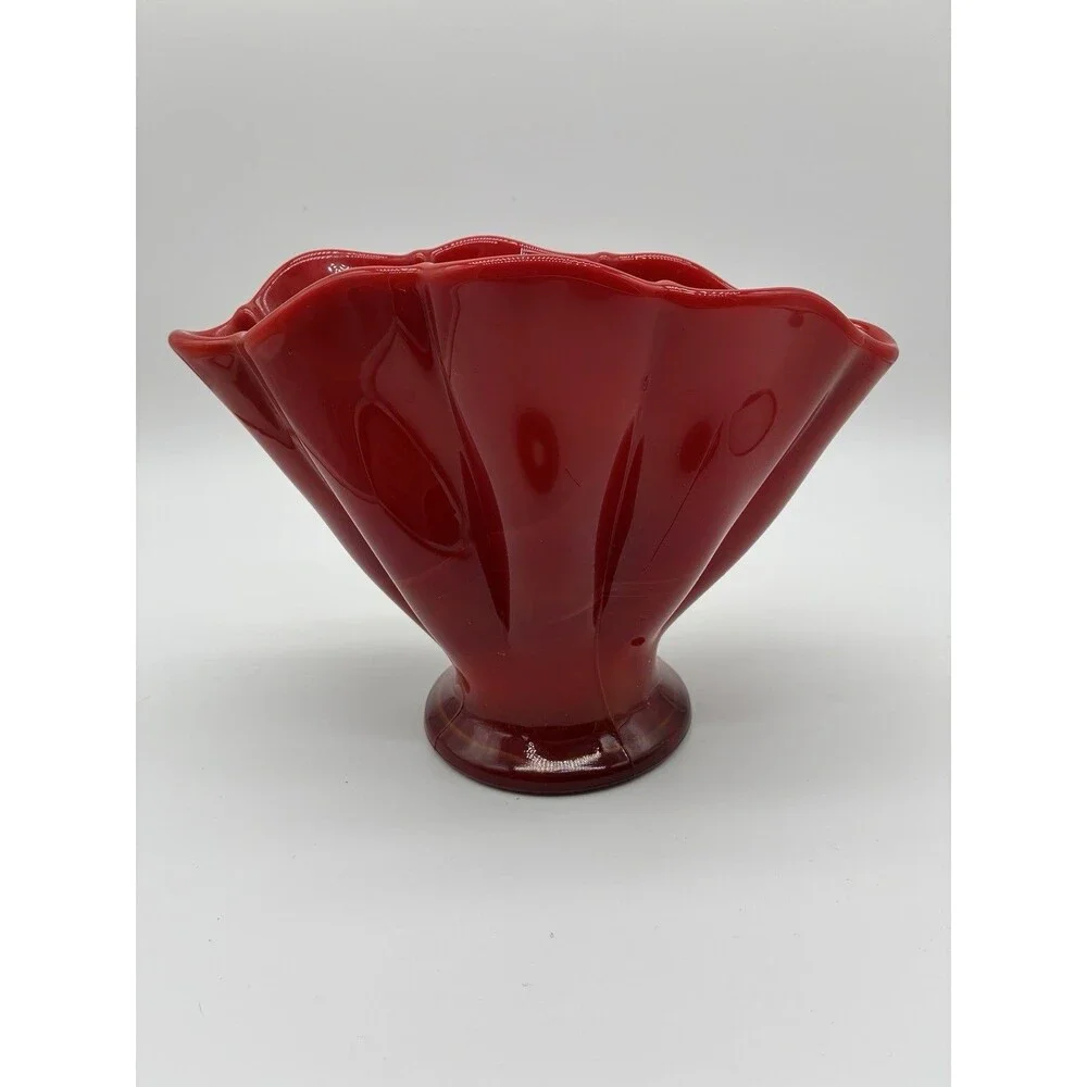 Fenton Mandarin Red Scalloped Fan Vase From 1920s - 1930s.  No Chips Or Breaks.